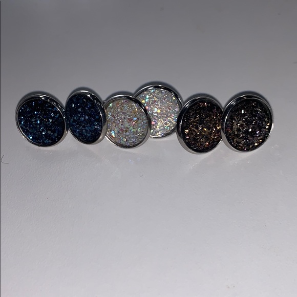 Stud earrings. Never worn - Picture 1 of 4
